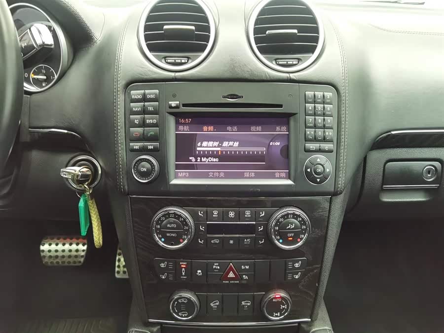 Mercedes-Benz GL Class 2012 car image #13