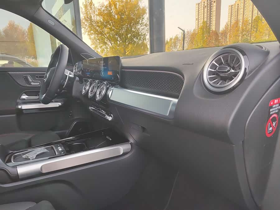 Mercedes-Benz GLB AMG 2025 imagen de coche #13