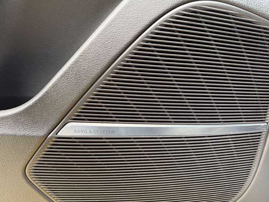 Audi Q8 2022 car image #13