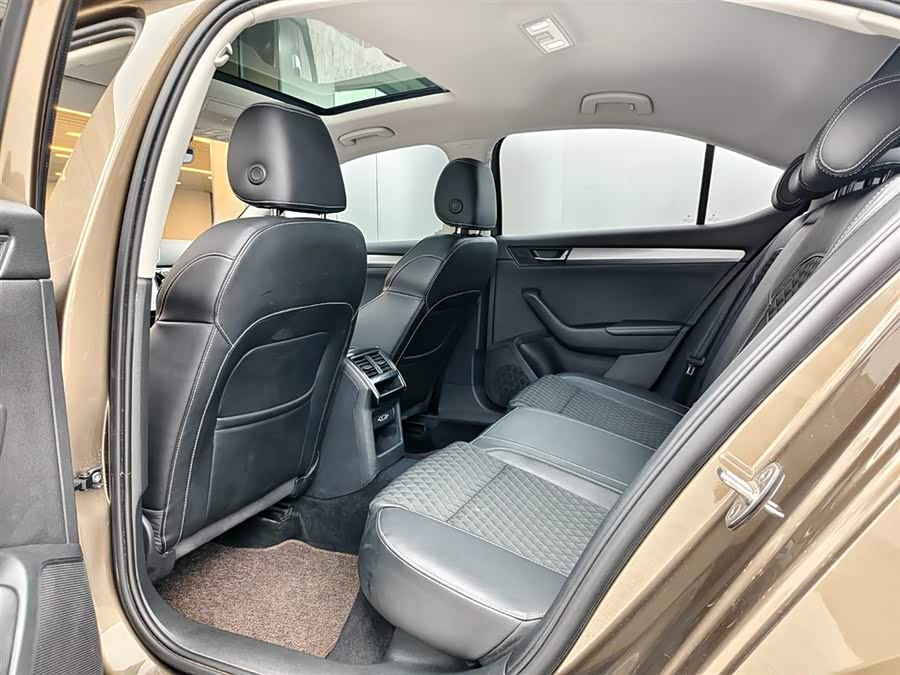 Skoda Superb 2018 car image #13