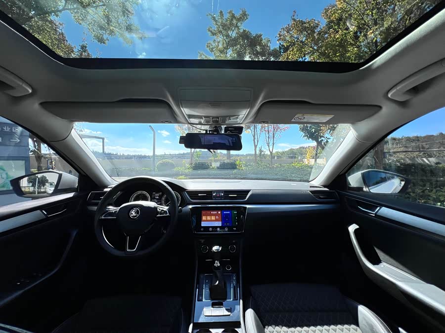 Skoda Superb 2019 car image #13