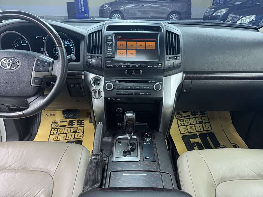 Toyota Land Cruiser 2010 car image #13