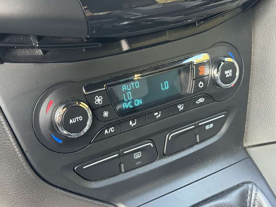 Ford Focus (Imported) 2015 صورة سيارة #13