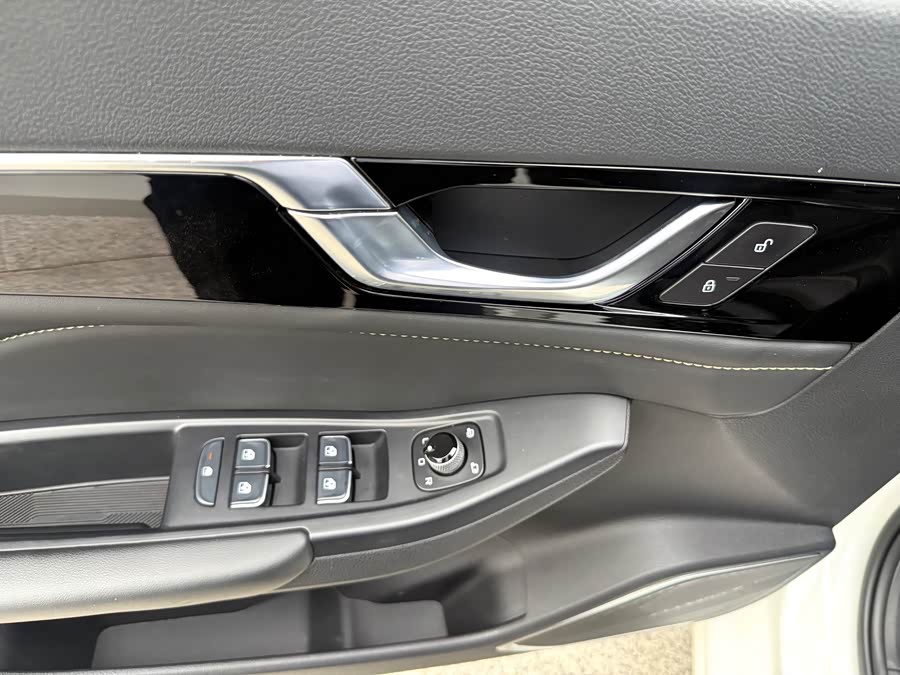 2023 car image #13