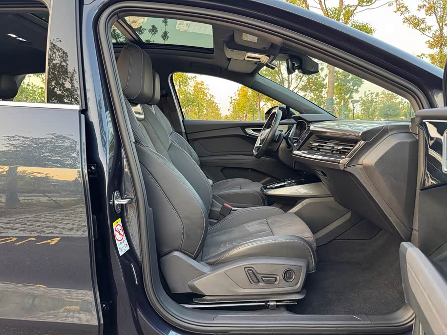 Audi Q4 e-tron 2022 immagine di auto #13