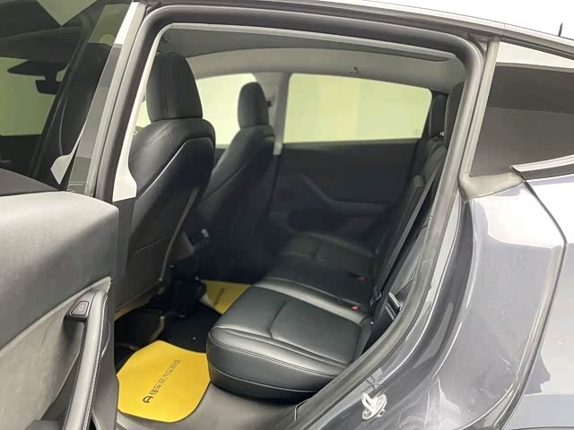 Tesla Model Y 2023 car image #13