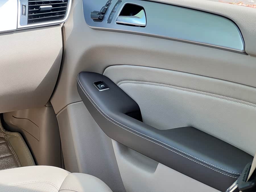 Mercedes-Benz M Class 2015 car image #13