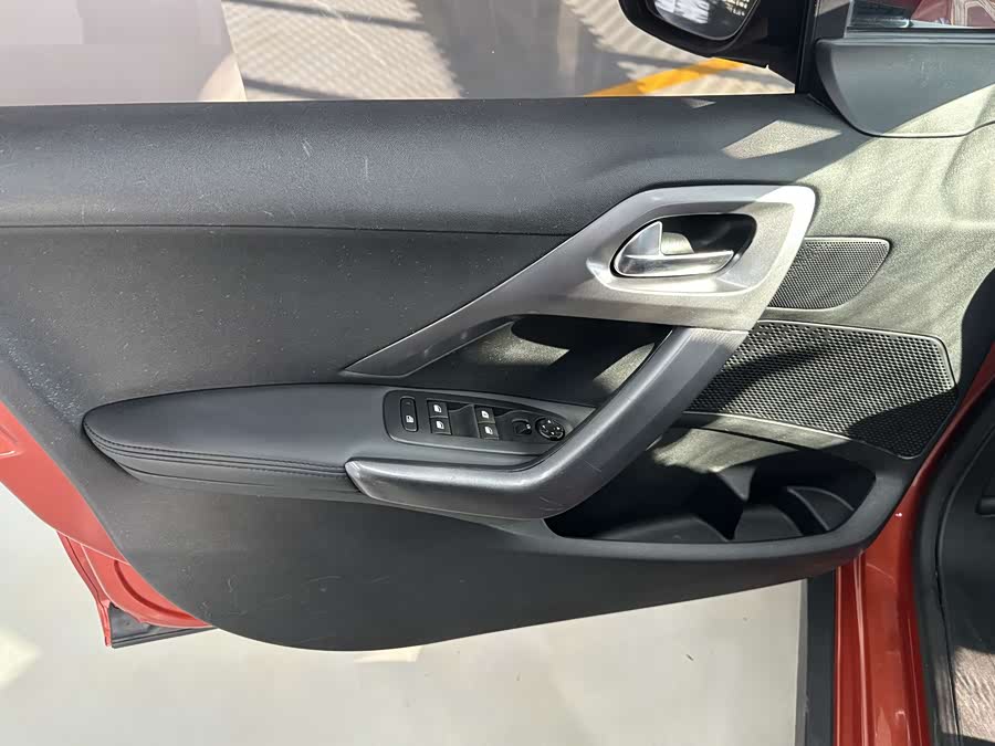 Peugeot 2008 2018 image de voiture #13