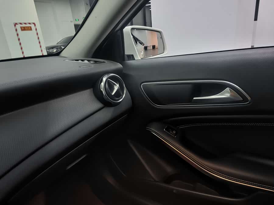 Mercedes-Benz GLA Class 2018 car image #13