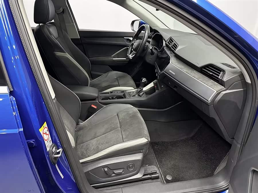 Audi Q3 2020 car image #13