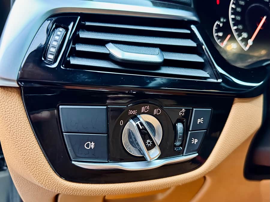 BMW 5 Series 2019 image de voiture #13