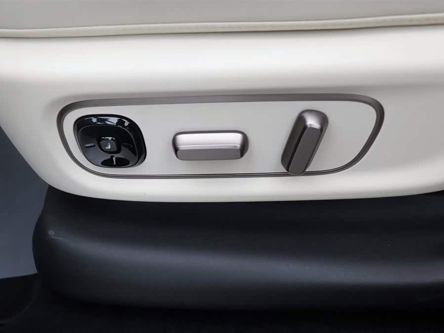 Li i8 2025 image de voiture #13