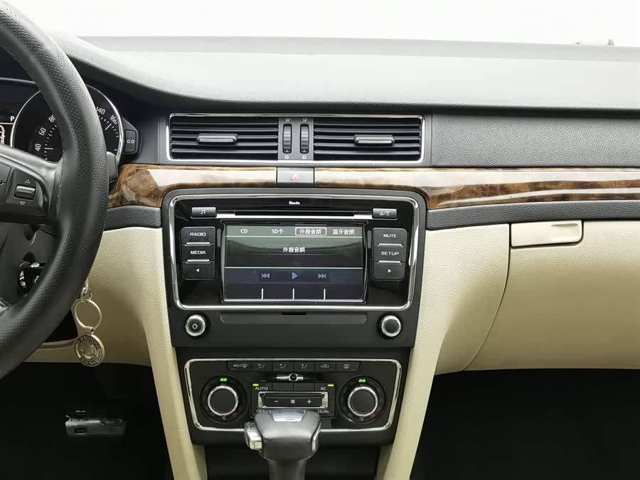 Skoda Superb 2012 immagine di auto #13