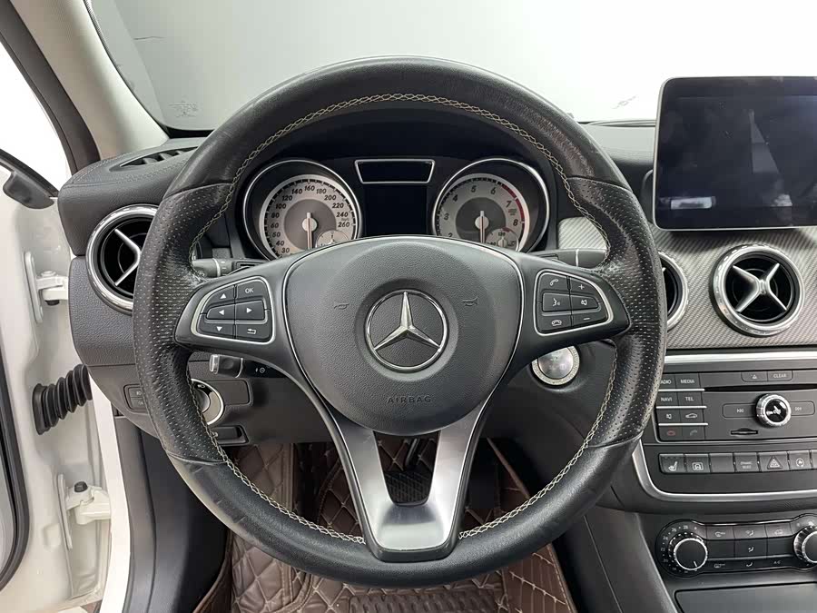 Mercedes-Benz GLA Class 2017 car image #13