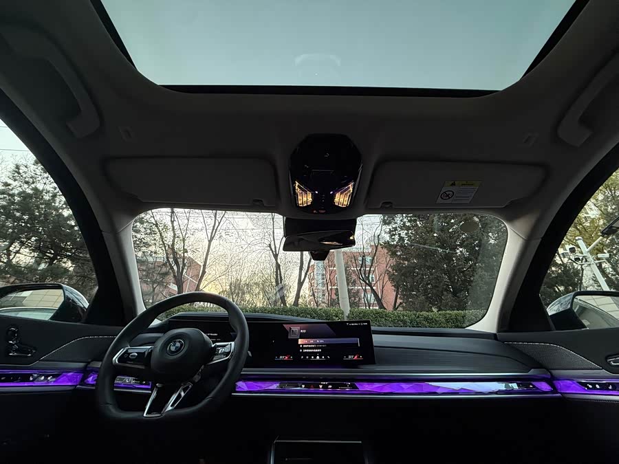 BMW i7 2024 car image #13