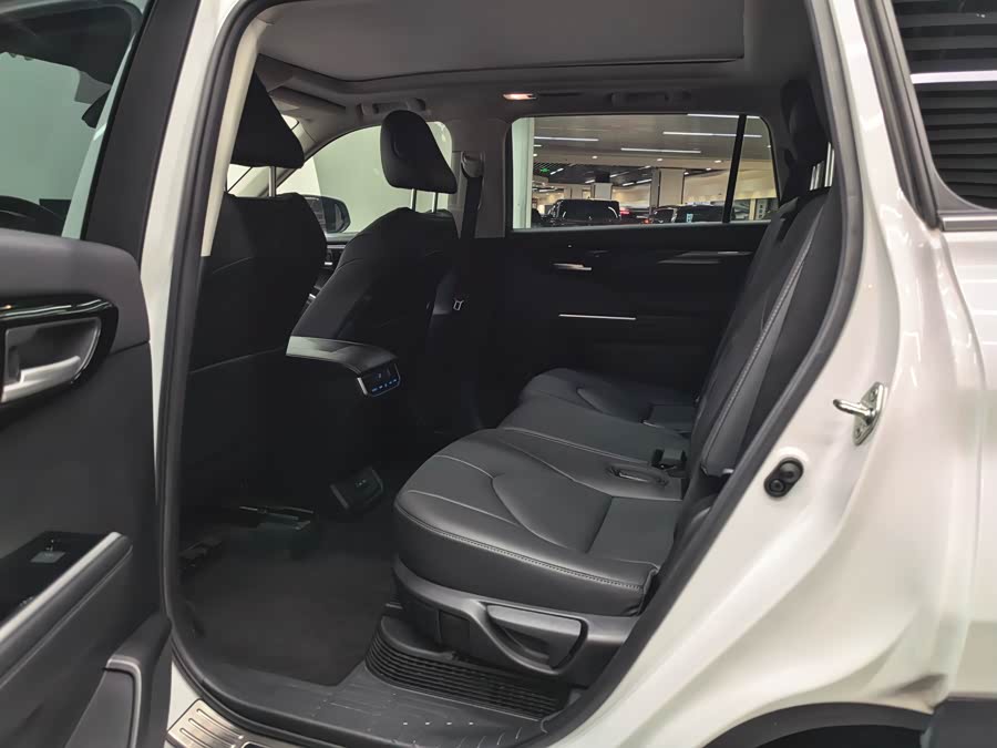 Toyota Highlander 2021 car image #13