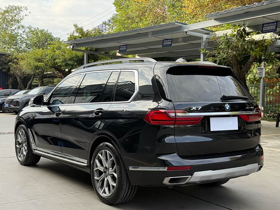 BMW X7 2020 car image #13