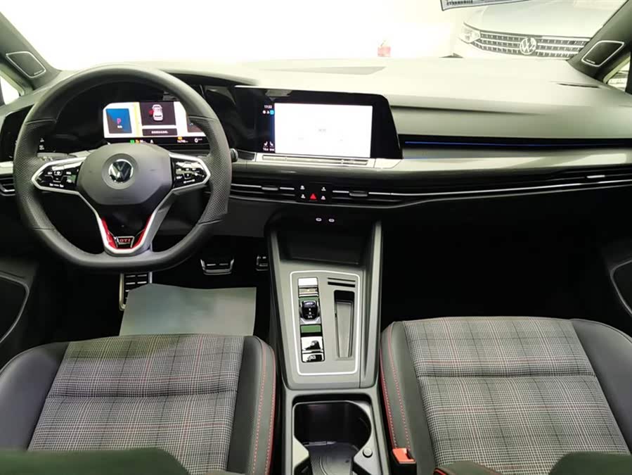 Volkswagen GolfGTI 2023 immagine di auto #13