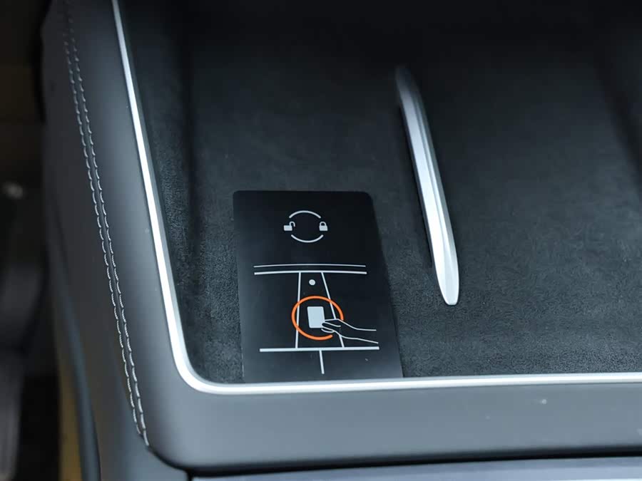 Tesla Model Y L 2025 immagine di auto #13