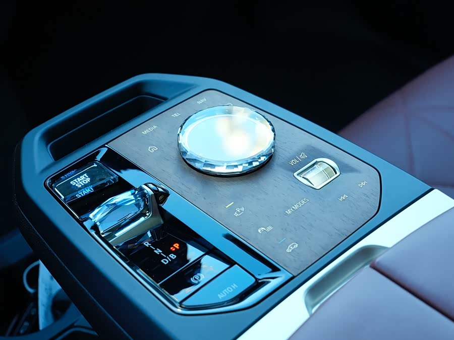 BMW iX M60 2024 car image #13