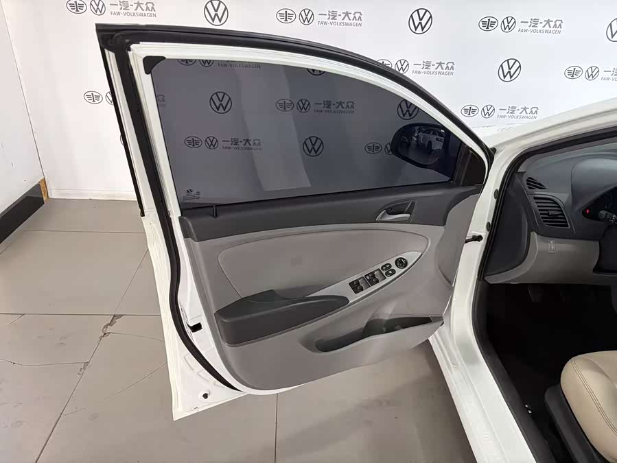 Hyundai Reina 2016 #13 Hyundai Reina 2016 car image #13