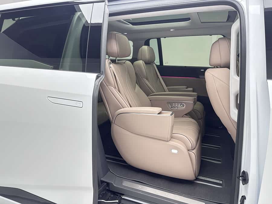 Xpeng X9 2025 صورة سيارة #13