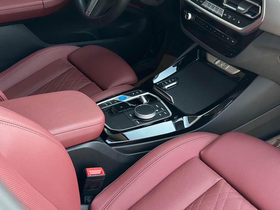 BMW iX3 2023 immagine di auto #13