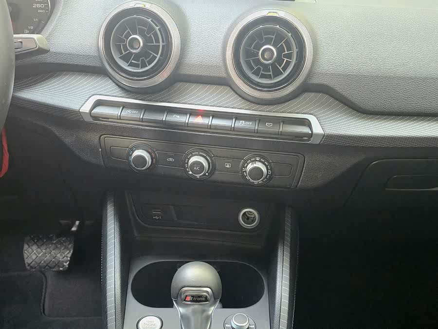 Audi Q2L 2022 car image #13