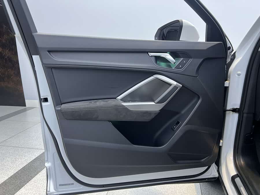 Audi Q3 2022 car image #13