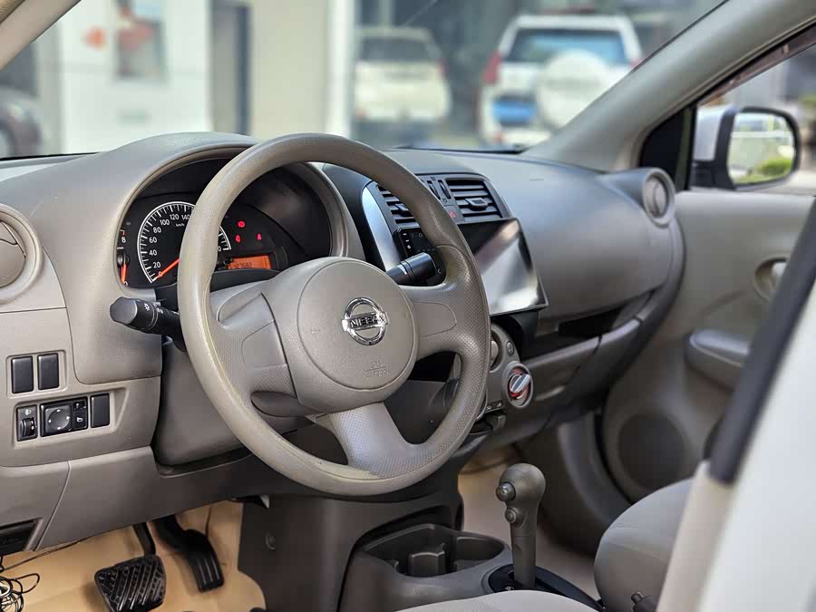 Nissan Sunny 2011 #13 Nissan Sunny 2011 car image #13