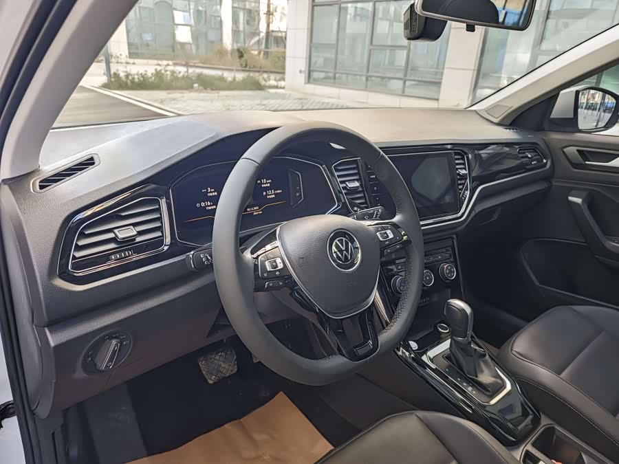 Volkswagen T-Roc 2022 car image #13