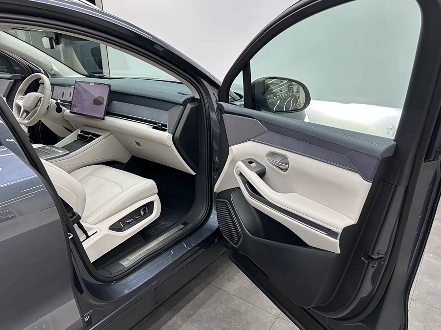 BYD Tang L 2025 صورة سيارة #13