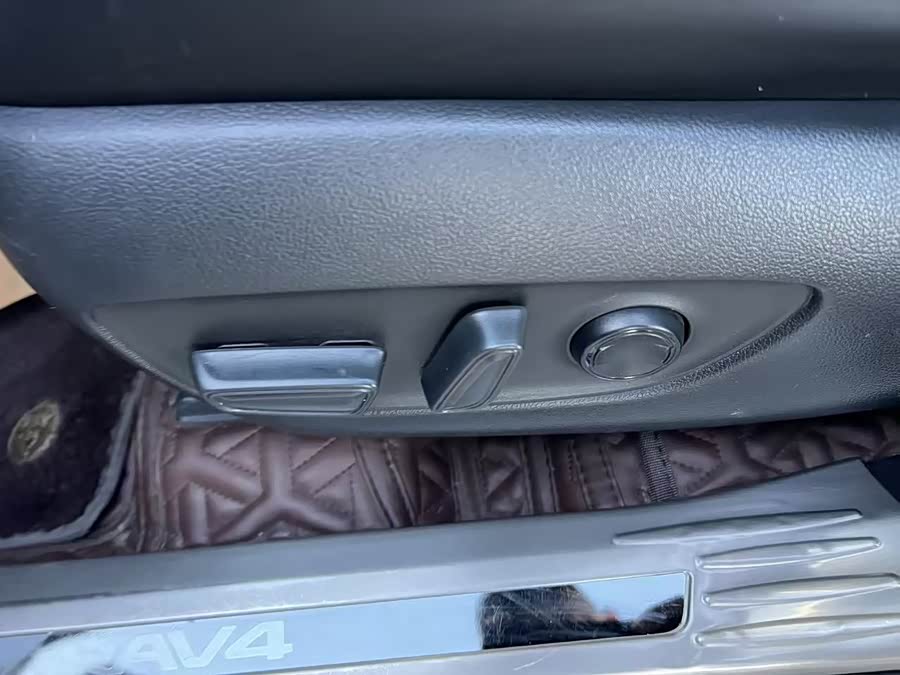 Toyota RAV4 2021 صورة سيارة #13
