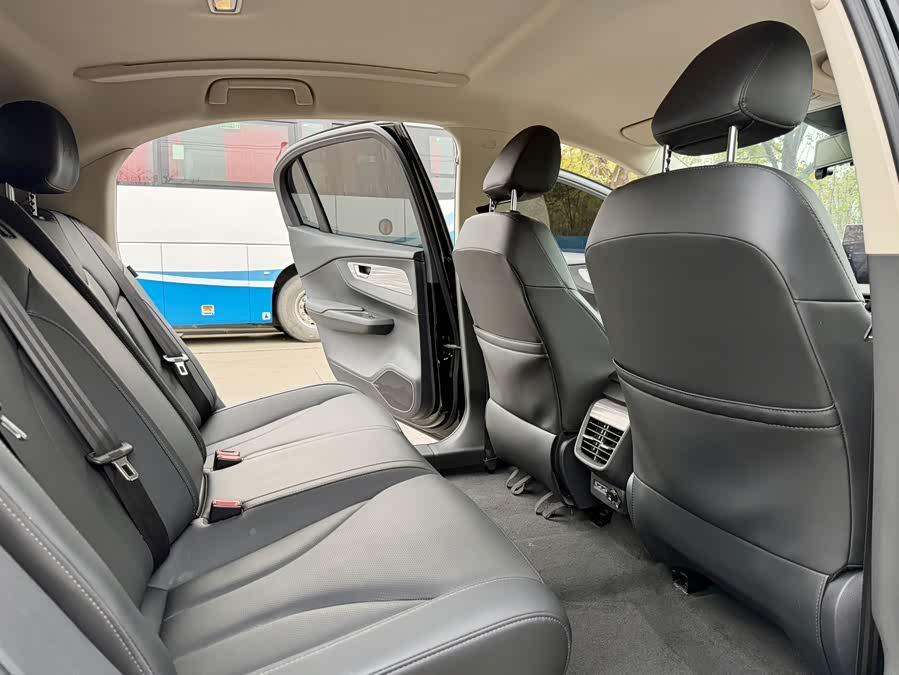 HongQi E-QM5 2024 car image #13