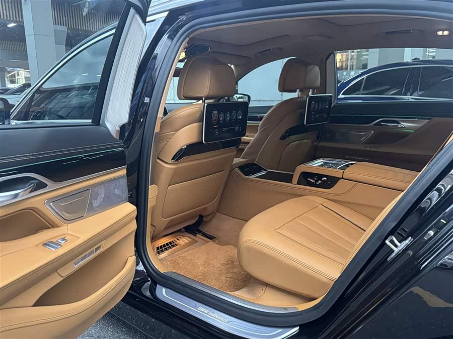 BMW 7 Series 2017 car image #13