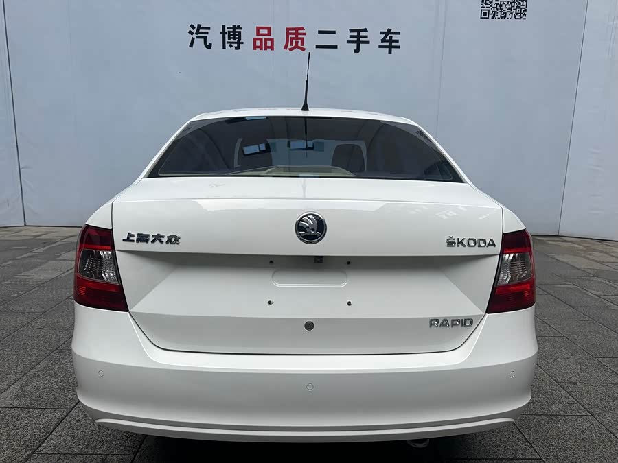 Skoda Rapid 2015 imagen de coche #13