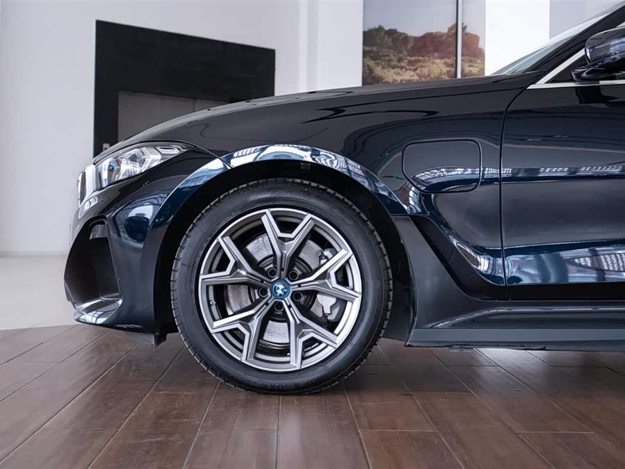 BMW i3 2024 car image #13