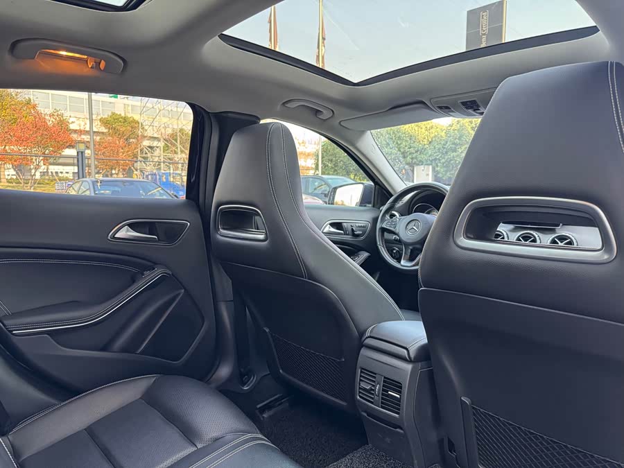 Mercedes-Benz GLA Class 2017 immagine di auto #13