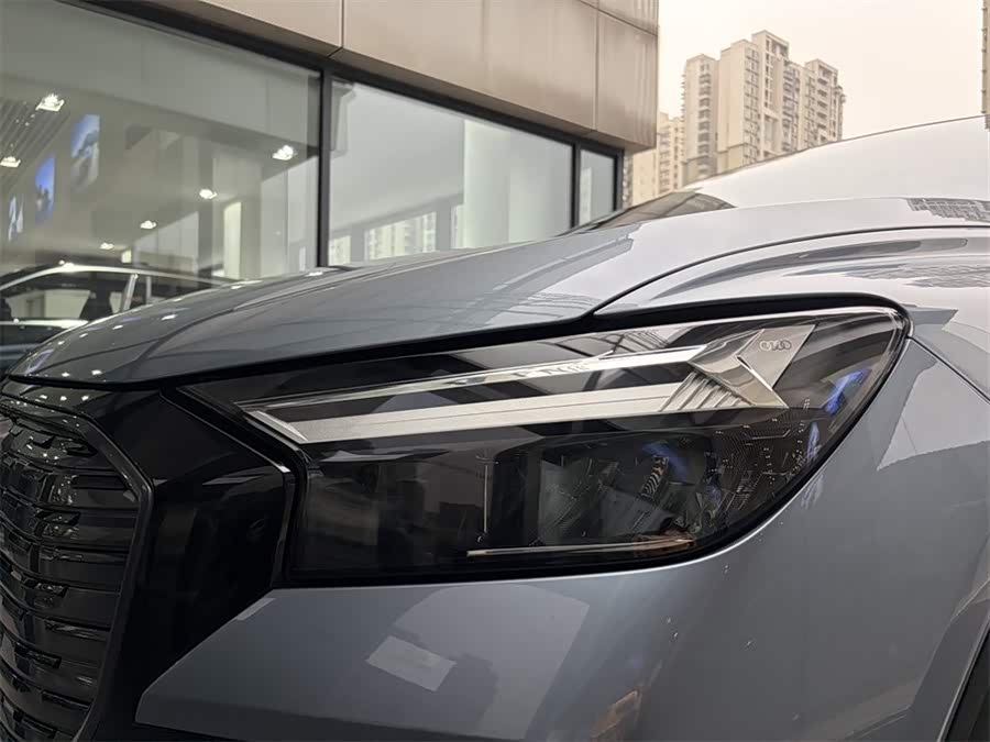 Audi Q4 e-tron 2023 صورة سيارة #13