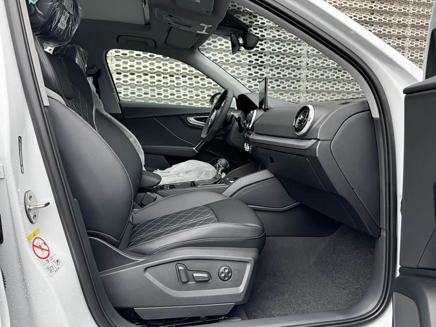 Audi Q2L 2025 car image #13