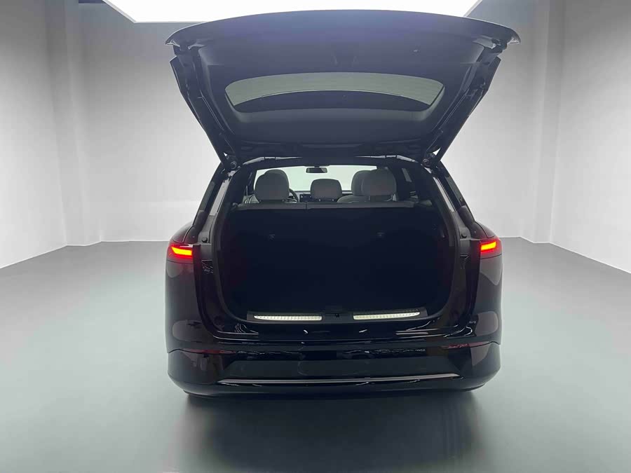 Xpeng G9 2023 car image #13