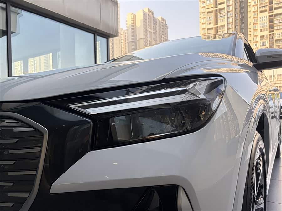 Audi Q4 e-tron 2024 immagine di auto #13