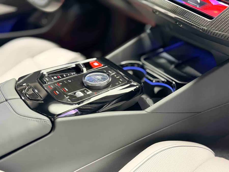 BMW M5 New Energy 2025 #13 BMW M5 New Energy 2025 car image #13