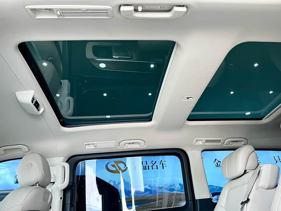 Mercedes-Benz V Class 2023 immagine di auto #13