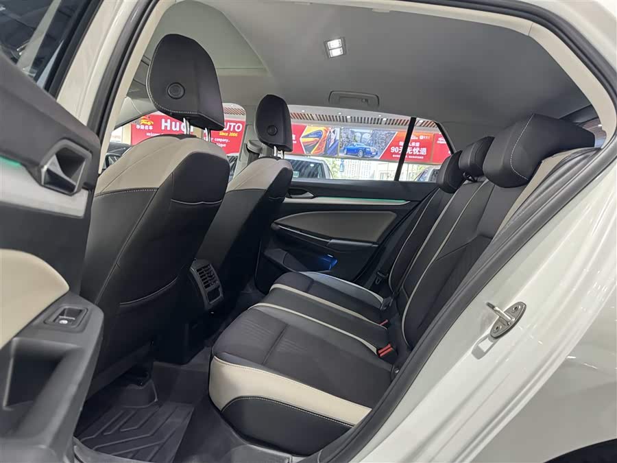 Volkswagen Golf 2021 car image #13