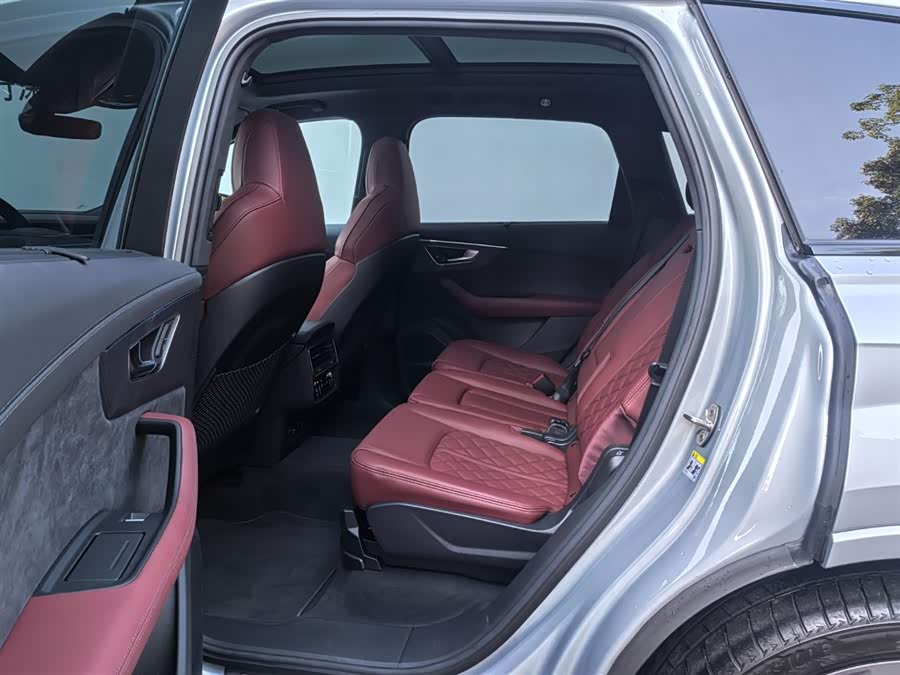 Audi SQ7 2024 car image #13