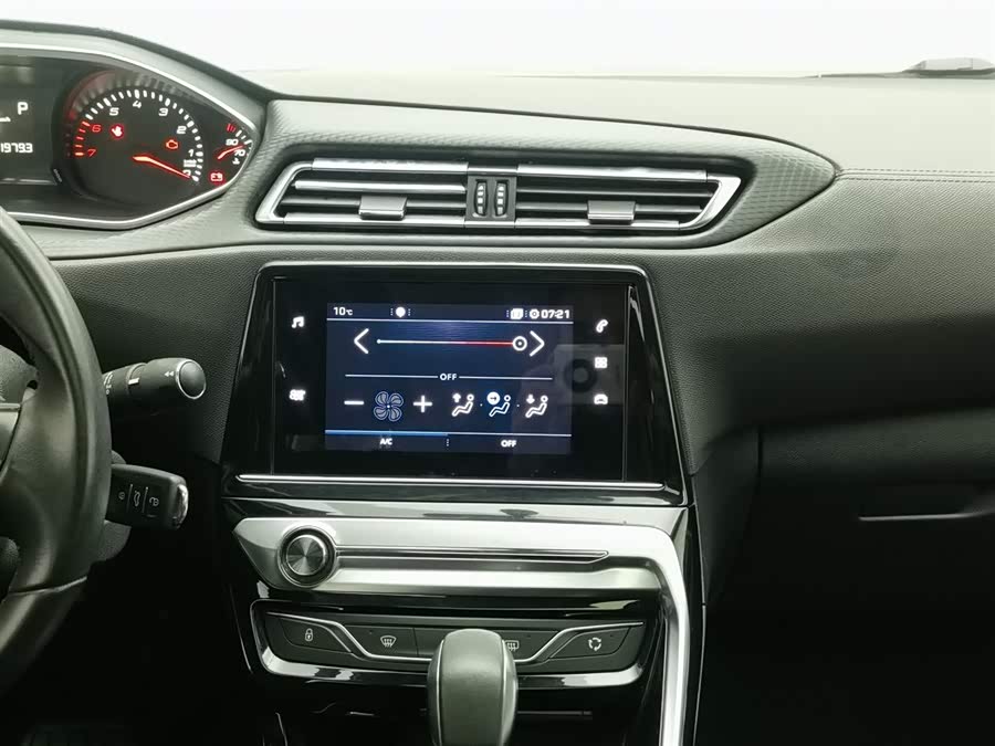 Peugeot 308 2019 car image #13