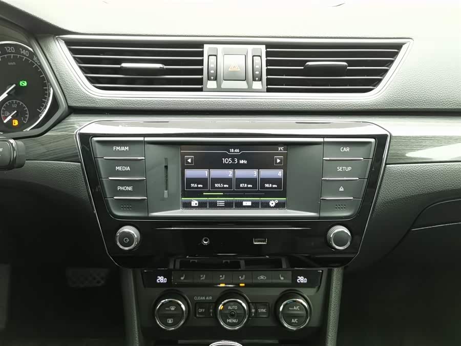 Skoda Superb 2016 car image #13
