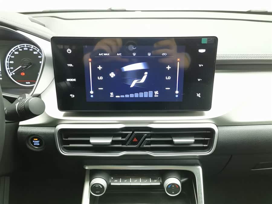 GEELY Coolray 2025 car image #13