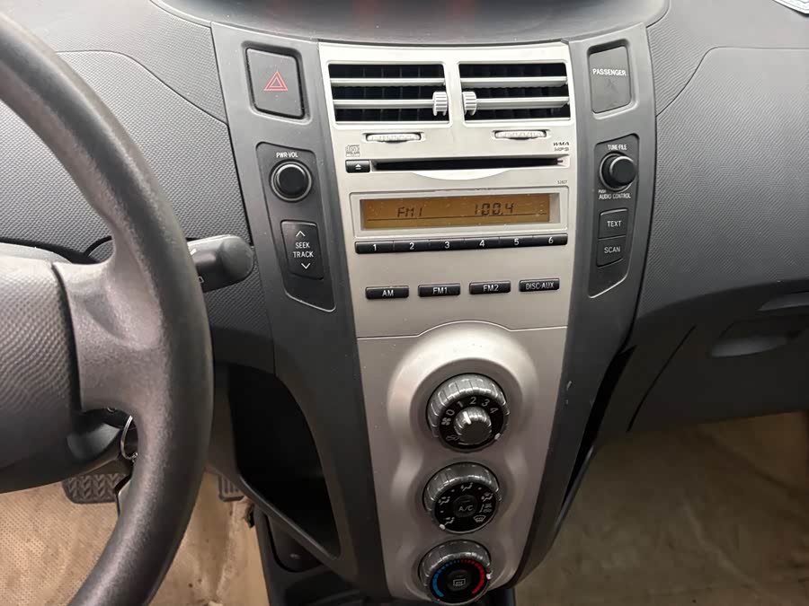 Toyota Yaris 2010 car image #13